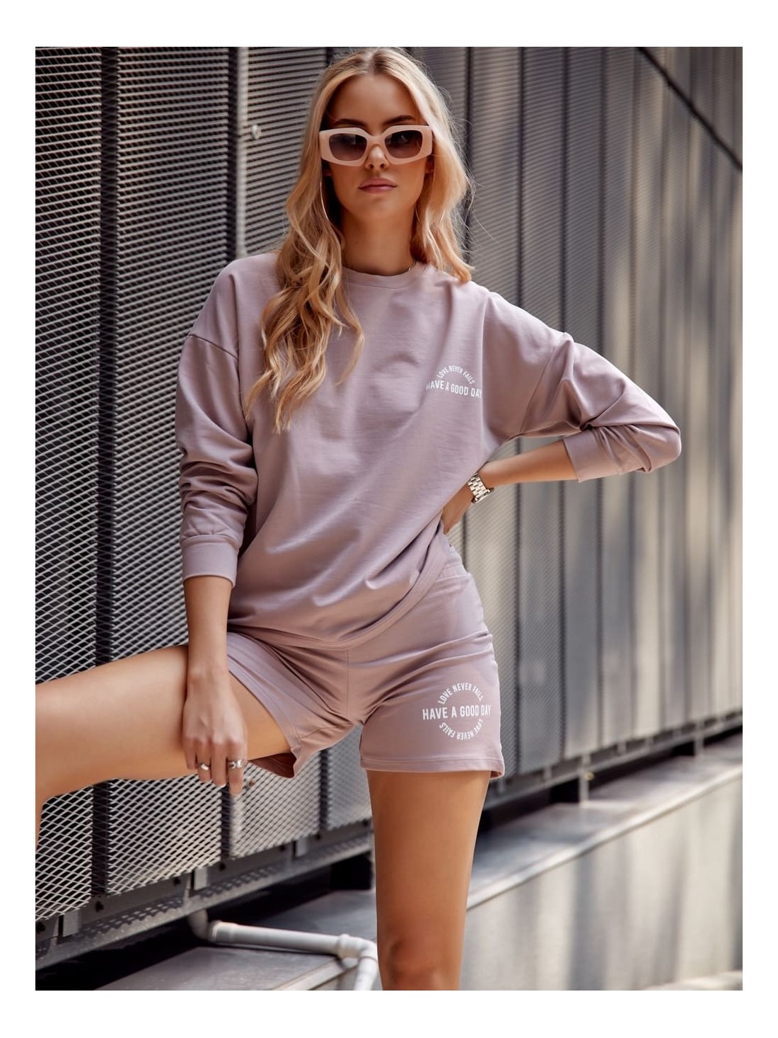 Damen-Sportset: Sweatshirt und Cappuccino-Shorts FI757 – Online-Shop – Boutique